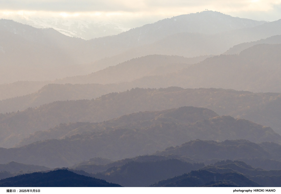 「秋深まる山々の朝」